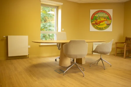 aménagement d'espace de la communauté de communes de la vallée de la haute sarthe : bureau de direction et fauteuil de direction, plusieurs bureaux opératifs pour collaborateurs, salle de pause, fauteuils ergonomiques