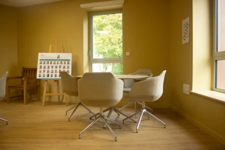 aménagement d'espace de la communauté de communes de la vallée de la haute sarthe : bureau de direction et fauteuil de direction, plusieurs bureaux opératifs pour collaborateurs, salle de pause, fauteuils ergonomiques