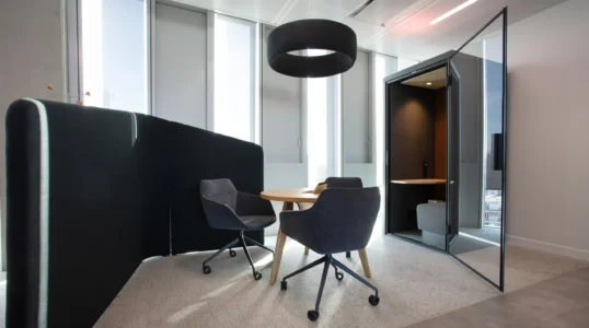 aménagement d'espaces de l'école de commerce em business school normandie, à Paris : cabines acoustiques, fauteuils lounge, tables de travail, bibliothèque, espace coworking, tables ébénisterie, réunion, conférence, espade de vie commune, éclairage acoustique