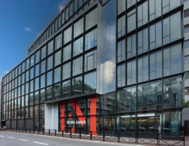 aménagement d'espaces de l'école de commerce em business school normandie, à Paris : cabines acoustiques, fauteuils lounge, tables de travail, bibliothèque, espace coworking, tables ébénisterie, réunion, conférence, espade de vie commune, éclairage acoustique