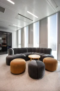 aménagement d'espaces de l'école de commerce em business school normandie, à Paris : cabines acoustiques, fauteuils lounge, tables de travail, bibliothèque, espace coworking, tables ébénisterie, réunion, conférence, espade de vie commune, éclairage acoustique