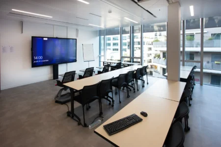 aménagement d'espaces de l'école de commerce em business school normandie, à Paris : cabines acoustiques, fauteuils lounge, tables de travail, bibliothèque, espace coworking, tables ébénisterie, réunion, conférence, espade de vie commune, éclairage acoustique
