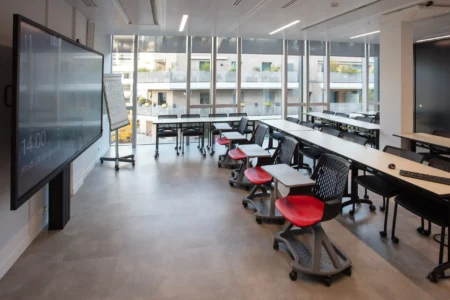 aménagement d'espaces de l'école de commerce em business school normandie, à Paris : cabines acoustiques, fauteuils lounge, tables de travail, bibliothèque, espace coworking, tables ébénisterie, réunion, conférence, espade de vie commune, éclairage acoustique