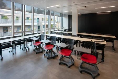 aménagement d'espaces de l'école de commerce em business school normandie, à Paris : cabines acoustiques, fauteuils lounge, tables de travail, bibliothèque, espace coworking, tables ébénisterie, réunion, conférence, espade de vie commune, éclairage acoustique