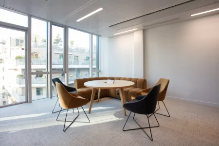 aménagement d'espaces de l'école de commerce em business school normandie, à Paris : cabines acoustiques, fauteuils lounge, tables de travail, bibliothèque, espace coworking, tables ébénisterie, réunion, conférence, espade de vie commune, éclairage acoustique