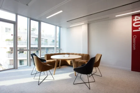 aménagement d'espaces de l'école de commerce em business school normandie, à Paris : cabines acoustiques, fauteuils lounge, tables de travail, bibliothèque, espace coworking, tables ébénisterie, réunion, conférence, espade de vie commune, éclairage acoustique