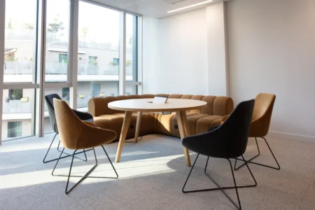 aménagement d'espaces de l'école de commerce em business school normandie, à Paris : cabines acoustiques, fauteuils lounge, tables de travail, bibliothèque, espace coworking, tables ébénisterie, réunion, conférence, espade de vie commune, éclairage acoustique
