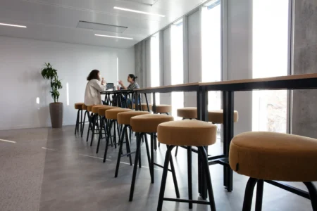 aménagement d'espaces de l'école de commerce em business school normandie, à Paris : cabines acoustiques, fauteuils lounge, tables de travail, bibliothèque, espace coworking, tables ébénisterie, réunion, conférence, espade de vie commune, éclairage acoustique