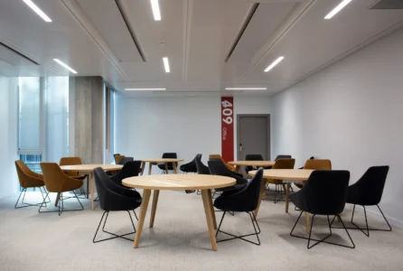 aménagement d'espaces de l'école de commerce em business school normandie, à Paris : cabines acoustiques, fauteuils lounge, tables de travail, bibliothèque, espace coworking, tables ébénisterie, réunion, conférence, espade de vie commune, éclairage acoustique