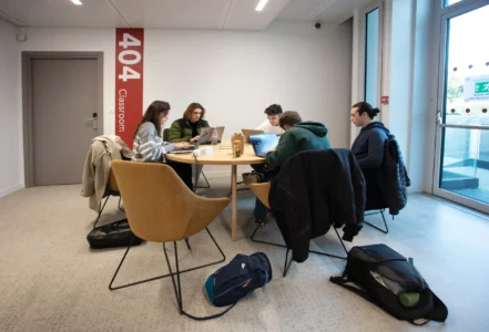 aménagement d'espaces de l'école de commerce em business school normandie, à Paris : cabines acoustiques, fauteuils lounge, tables de travail, bibliothèque, espace coworking, tables ébénisterie, réunion, conférence, espade de vie commune, éclairage acoustique
