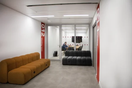 aménagement d'espaces de l'école de commerce em business school normandie, à Paris : cabines acoustiques, fauteuils lounge, tables de travail, bibliothèque, espace coworking, tables ébénisterie, réunion, conférence, espade de vie commune, éclairage acoustique
