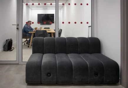aménagement d'espaces de l'école de commerce em business school normandie, à Paris : cabines acoustiques, fauteuils lounge, tables de travail, bibliothèque, espace coworking, tables ébénisterie, réunion, conférence, espade de vie commune, éclairage acoustique