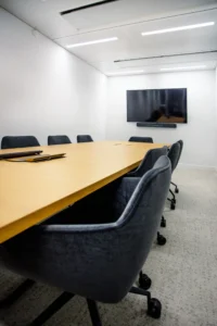 aménagement d'espaces de l'école de commerce em business school normandie, à Paris : cabines acoustiques, fauteuils lounge, tables de travail, bibliothèque, espace coworking, tables ébénisterie, réunion, conférence, espade de vie commune, éclairage acoustique