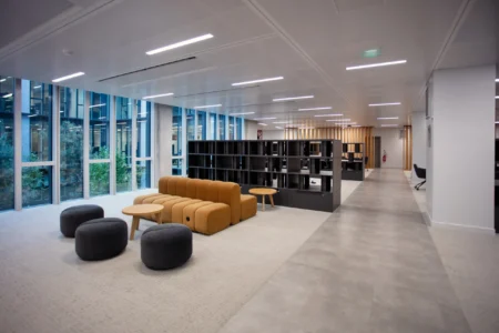 aménagement d'espaces de l'école de commerce em business school normandie, à Paris : cabines acoustiques, fauteuils lounge, tables de travail, bibliothèque, espace coworking, tables ébénisterie, réunion, conférence, espade de vie commune, éclairage acoustique