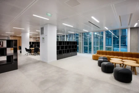 aménagement d'espaces de l'école de commerce em business school normandie, à Paris : cabines acoustiques, fauteuils lounge, tables de travail, bibliothèque, espace coworking, tables ébénisterie, réunion, conférence, espade de vie commune, éclairage acoustique