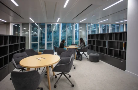 aménagement d'espaces de l'école de commerce em business school normandie, à Paris : cabines acoustiques, fauteuils lounge, tables de travail, bibliothèque, espace coworking, tables ébénisterie, réunion, conférence, espade de vie commune, éclairage acoustique
