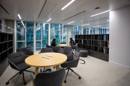 aménagement d'espaces de l'école de commerce em business school normandie, à Paris : cabines acoustiques, fauteuils lounge, tables de travail, bibliothèque, espace coworking, tables ébénisterie, réunion, conférence, espade de vie commune, éclairage acoustique