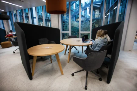aménagement d'espaces de l'école de commerce em business school normandie, à Paris : cabines acoustiques, fauteuils lounge, tables de travail, bibliothèque, espace coworking, tables ébénisterie, réunion, conférence, espade de vie commune, éclairage acoustique