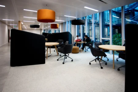 aménagement d'espaces de l'école de commerce em business school normandie, à Paris : cabines acoustiques, fauteuils lounge, tables de travail, bibliothèque, espace coworking, tables ébénisterie, réunion, conférence, espade de vie commune, éclairage acoustique