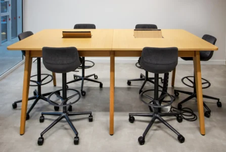 aménagement d'espaces de l'école de commerce em business school normandie, à Paris : cabines acoustiques, fauteuils lounge, tables de travail, bibliothèque, espace coworking, tables ébénisterie, réunion, conférence, espade de vie commune, éclairage acoustique