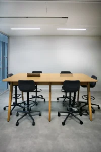 aménagement d'espaces de l'école de commerce em business school normandie, à Paris : cabines acoustiques, fauteuils lounge, tables de travail, bibliothèque, espace coworking, tables ébénisterie, réunion, conférence, espade de vie commune, éclairage acoustique