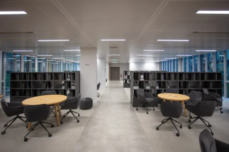 aménagement d'espaces de l'école de commerce em business school normandie, à Paris : cabines acoustiques, fauteuils lounge, tables de travail, bibliothèque, espace coworking, tables ébénisterie, réunion, conférence, espade de vie commune, éclairage acoustique