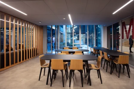 aménagement d'espaces de l'école de commerce em business school normandie, à Paris : cabines acoustiques, fauteuils lounge, tables de travail, bibliothèque, espace coworking, tables ébénisterie, réunion, conférence, espade de vie commune, éclairage acoustique