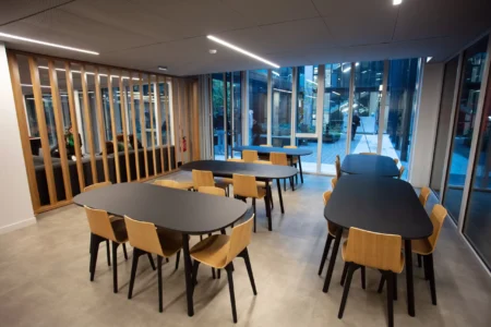 aménagement d'espaces de l'école de commerce em business school normandie, à Paris : cabines acoustiques, fauteuils lounge, tables de travail, bibliothèque, espace coworking, tables ébénisterie, réunion, conférence, espade de vie commune, éclairage acoustique