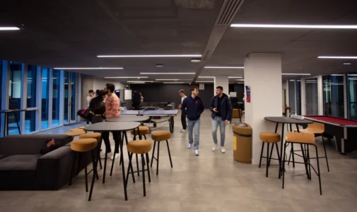 aménagement d'espaces de l'école de commerce em business school normandie, à Paris : cabines acoustiques, fauteuils lounge, tables de travail, bibliothèque, espace coworking, tables ébénisterie, réunion, conférence, espade de vie commune, éclairage acoustique