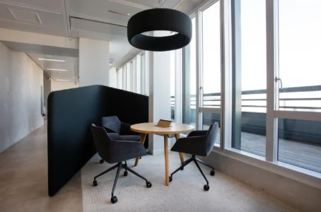 aménagement d'espaces de l'école de commerce em business school normandie, à Paris : cabines acoustiques, fauteuils lounge, tables de travail, bibliothèque, espace coworking, tables ébénisterie, réunion, conférence, espade de vie commune, éclairage acoustique