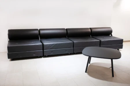 aménagement d'espaces de l'école de commerce em business school normandie, à Paris : cabines acoustiques, fauteuils lounge, tables de travail, bibliothèque, espace coworking, tables ébénisterie, réunion, conférence, espade de vie commune, éclairage acoustique