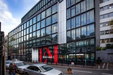 aménagement d'espaces de l'école de commerce em business school normandie, à Paris : cabines acoustiques, fauteuils lounge, tables de travail, bibliothèque, espace coworking, tables ébénisterie, réunion, conférence, espade de vie commune, éclairage acoustique