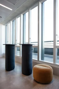 aménagement d'espaces de l'école de commerce em business school normandie, à Paris : cabines acoustiques, fauteuils lounge, tables de travail, bibliothèque, espace coworking, tables ébénisterie, réunion, conférence, espade de vie commune, éclairage acoustique