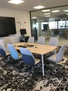 amenagement 300m² pour l'EMN plateau digital à caen : 2 cabines acoustiques, bureaux papillons, postes de travail, babyfoot, salle de pause, une banquette, canapés lounge