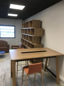 amenagement 300m² pour l'EMN plateau digital à caen : 2 cabines acoustiques, bureaux papillons, postes de travail, babyfoot, salle de pause, une banquette, canapés lounge