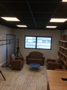amenagement 300m² pour l'EMN plateau digital à caen : 2 cabines acoustiques, bureaux papillons, postes de travail, babyfoot, salle de pause, une banquette, canapés lounge