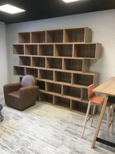 amenagement 300m² pour l'EMN plateau digital à caen : 2 cabines acoustiques, bureaux papillons, postes de travail, babyfoot, salle de pause, une banquette, canapés lounge