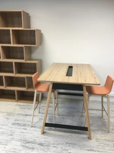 amenagement 300m² pour l'EMN plateau digital à caen : 2 cabines acoustiques, bureaux papillons, postes de travail, babyfoot, salle de pause, une banquette, canapés lounge