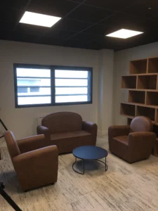 amenagement 300m² pour l'EMN plateau digital à caen : 2 cabines acoustiques, bureaux papillons, postes de travail, babyfoot, salle de pause, une banquette, canapés lounge