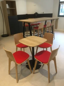 amenagement 300m² pour l'EMN plateau digital à caen : 2 cabines acoustiques, bureaux papillons, postes de travail, babyfoot, salle de pause, une banquette, canapés lounge