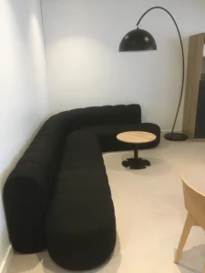 amenagement 300m² pour l'EMN plateau digital à caen : 2 cabines acoustiques, bureaux papillons, postes de travail, babyfoot, salle de pause, une banquette, canapés lounge