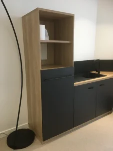 amenagement 300m² pour l'EMN plateau digital à caen : 2 cabines acoustiques, bureaux papillons, postes de travail, babyfoot, salle de pause, une banquette, canapés lounge