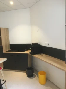amenagement 300m² pour l'EMN plateau digital à caen : 2 cabines acoustiques, bureaux papillons, postes de travail, babyfoot, salle de pause, une banquette, canapés lounge