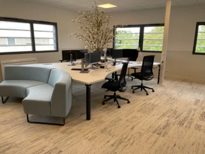 amenagement 300m² pour l'EMN plateau digital à caen : 2 cabines acoustiques, bureaux papillons, postes de travail, babyfoot, salle de pause, une banquette, canapés lounge
