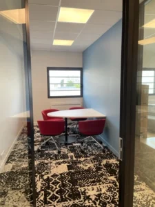 amenagement 300m² pour l'EMN plateau digital à caen : 2 cabines acoustiques, bureaux papillons, postes de travail, babyfoot, salle de pause, une banquette, canapés lounge
