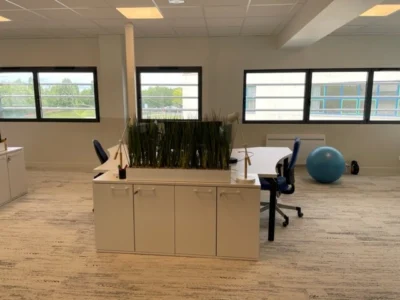 amenagement 300m² pour l'EMN plateau digital à caen : 2 cabines acoustiques, bureaux papillons, postes de travail, babyfoot, salle de pause, une banquette, canapés lounge