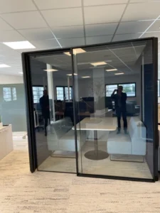 amenagement 300m² pour l'EMN plateau digital à caen : 2 cabines acoustiques, bureaux papillons, postes de travail, babyfoot, salle de pause, une banquette, canapés lounge