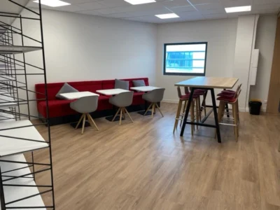 amenagement 300m² pour l'EMN plateau digital à caen : 2 cabines acoustiques, bureaux papillons, postes de travail, babyfoot, salle de pause, une banquette, canapés lounge
