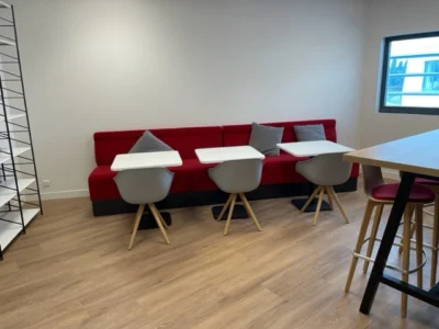 amenagement 300m² pour l'EMN plateau digital à caen : 2 cabines acoustiques, bureaux papillons, postes de travail, babyfoot, salle de pause, une banquette, canapés lounge
