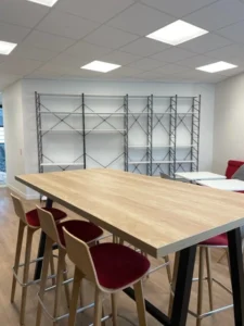 amenagement 300m² pour l'EMN plateau digital à caen : 2 cabines acoustiques, bureaux papillons, postes de travail, babyfoot, salle de pause, une banquette, canapés lounge